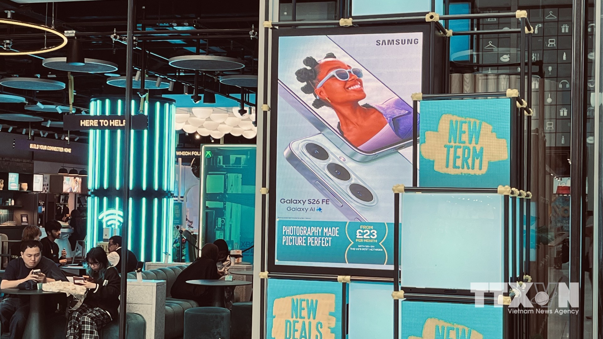 Điện thoại Samsung được rao bán theo hình thức trả góp từ 23 bảng mỗi tháng, cách chia nhỏ chi phí khi giá thiết bị ngày một cao. (Ảnh: Hương Giang/TTXVN)